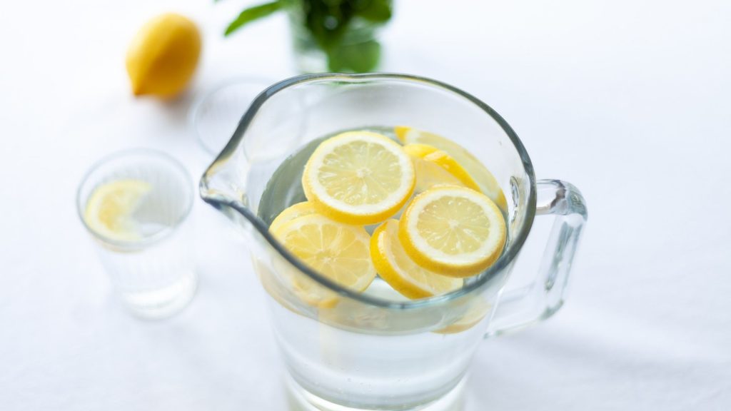 Limonada refrescante con agua