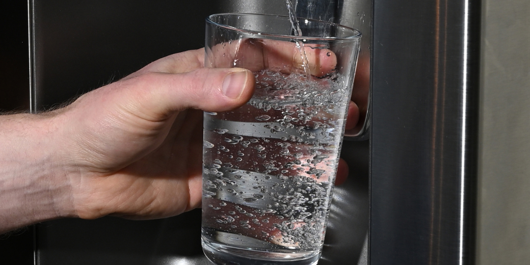 Cómo un dispensador de agua te ayuda a vivir mejor