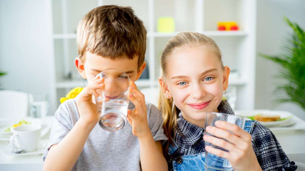 Formas creativas de hacer que los niños beban más agua